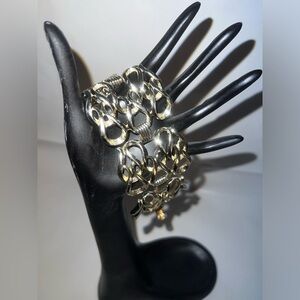 Silver tone clasp bracelet